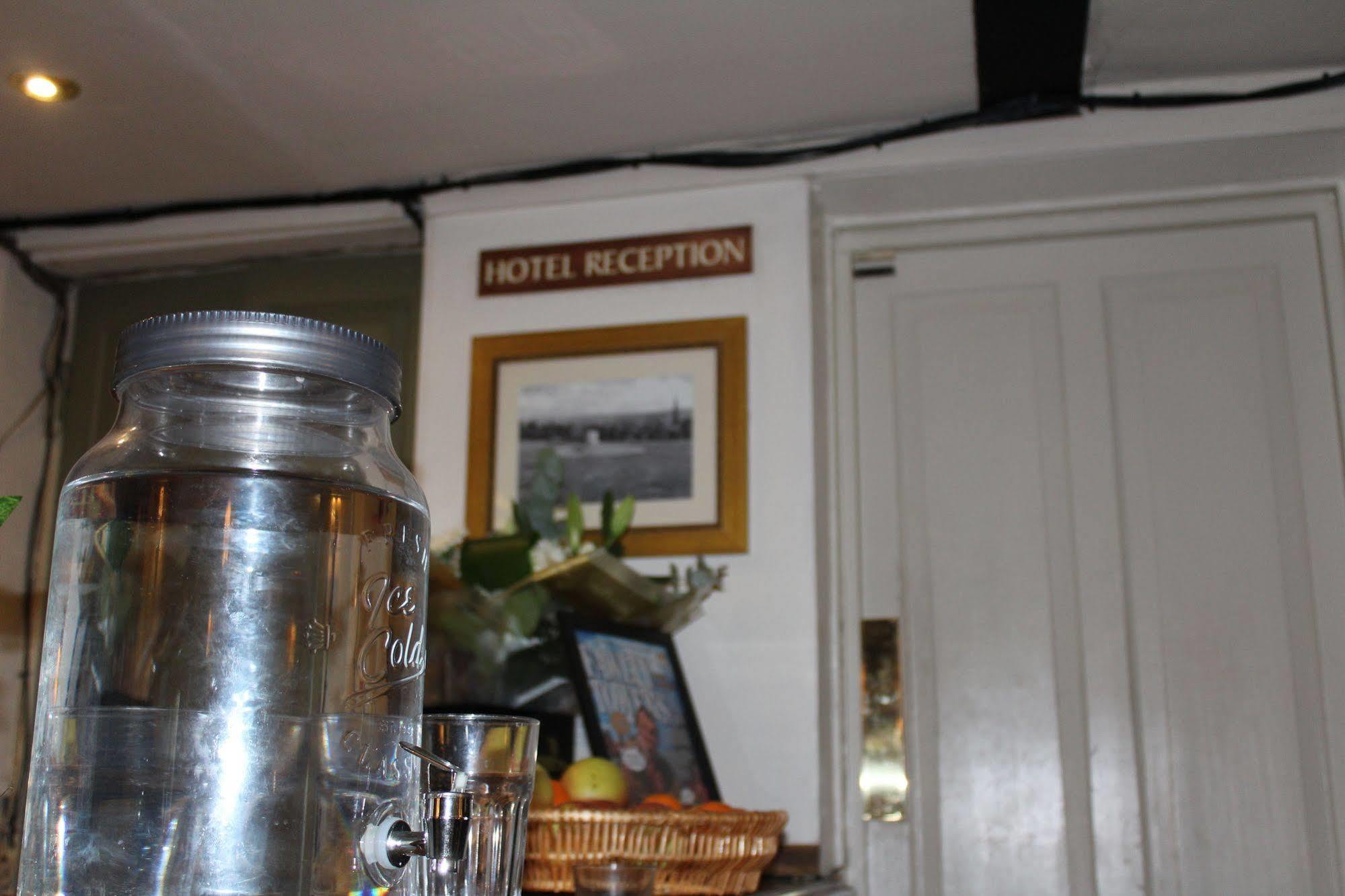Whyte Harte Hotel Redhill  Esterno foto